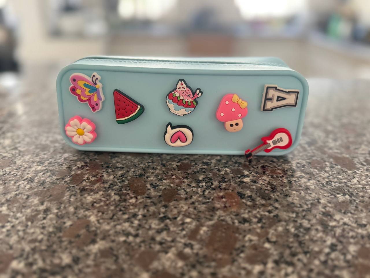 Trousse Dodoupi bleu ciel décorée de charms colorés