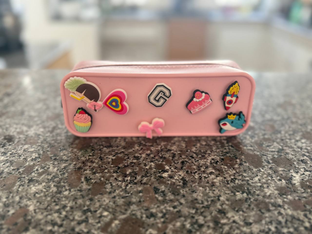 Trousse Dodoupi rose dragée décorée de charms cœur, cupcake, lettre et dinosaure